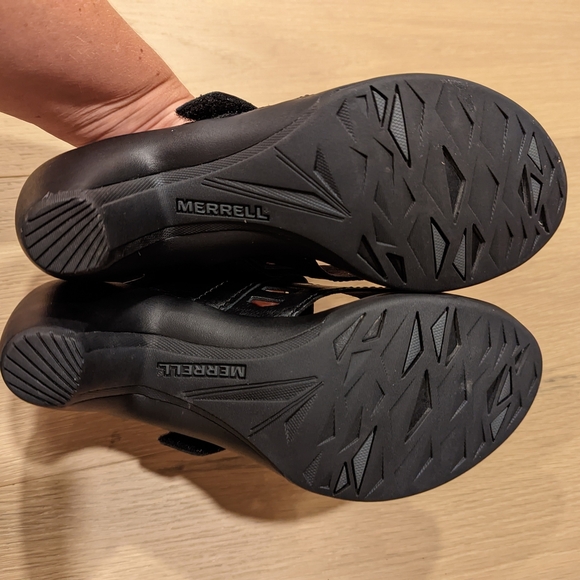 Comfortable Black Leather Heeled Sandals - Picture 5 of 12